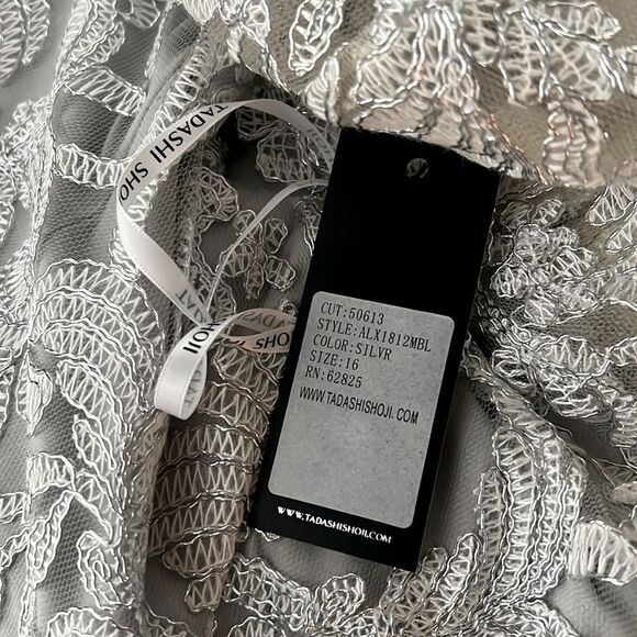 Tadashi Shoji Corded Lace Dress in Silver, NWT, Size 16 - Picture 7 of 8
